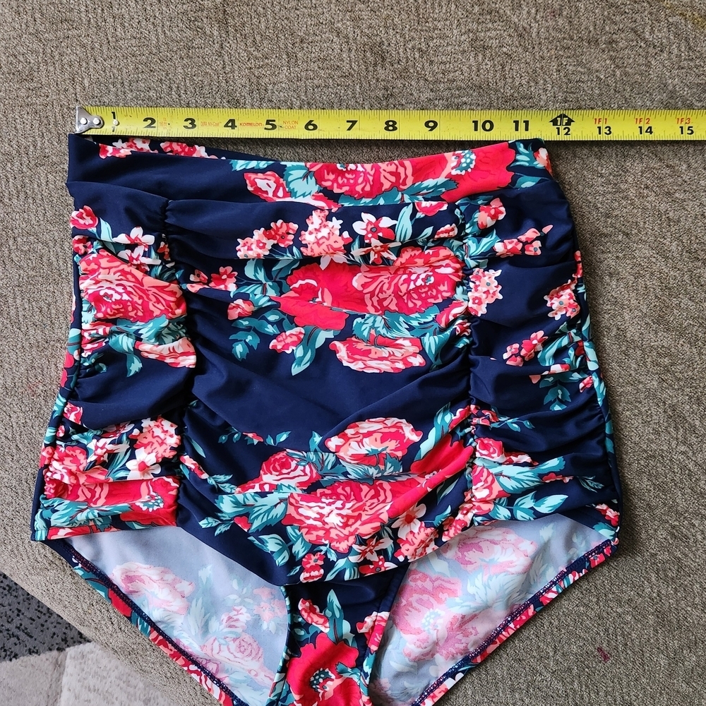 COCOSHIP Floral High-Waisted Women's Shorts - Red and Green